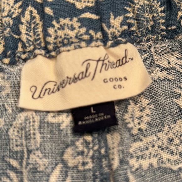 Universal Thread Shorts w/ Pockets size L. Blue and cream floral design - Picture 3 of 5